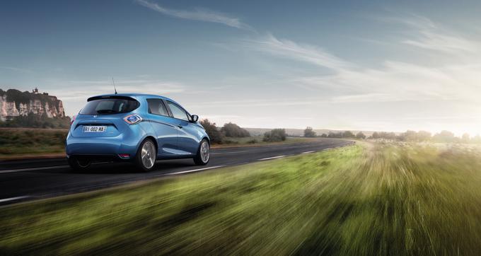 Renault v Parizu ni pozabil omeniti, da so pred kratkim dosegli nov električni mejnik, 100-tisoči povsem električno gnan avtomobil. Pri mož naveze Renault-Nissan Carlos Ghons je na predstavitvi novega ZOE povedal, da ta avtomobil sedaj predstavlja novo dimenzijo v svetu električnih avtomobilov, saj naj bi po uradnih meritvah trenutno veljavnega cikla NEDC zmogel prevoziti 400 kilometrov brez vmesnega polnjenja. "To je preboj v elektro mobilnosti, ki bo zagotovil ustrezen doseg vsem voznikom, da bodo lahko udobno preklopili na električni pogon." | Foto: Renault