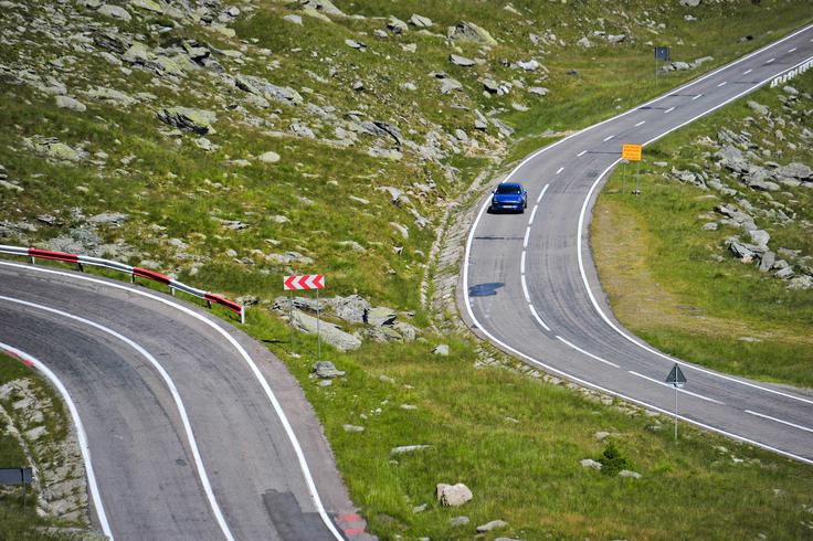 Vektoriranje navora je izraz, ki pri nekom, ki še ni držal volana porscheja, ne pove veliko. V praksi lahko inteligentno razporejanje zmogljivosti štirikolesnega pogona pomeni popolno zaupanje voznika stroju. Tudi zato je izziv gorske ceste še bolj poseben prav pri takšnem avtomobilu, ki mu je uspelo zabrisati običajno jasno ločnico med športnim avtomobilom in športnim terencem. | Foto: Ciril Komotar