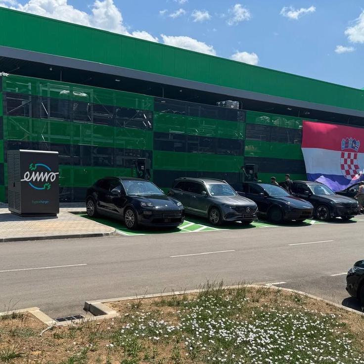 Alternativa v Gospiću so tudi štiri polnilnice Enna Charge tik ob polnilnem parku Ionity-Tesla. | Foto: Enna