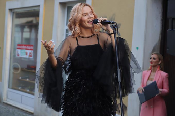 Pevka Lea Sirk ima pestro poletje, nedavno je kot glasbena gostja nastopila tudi na festivalu Melodije morja in sonca. | Foto: Mediaspeed