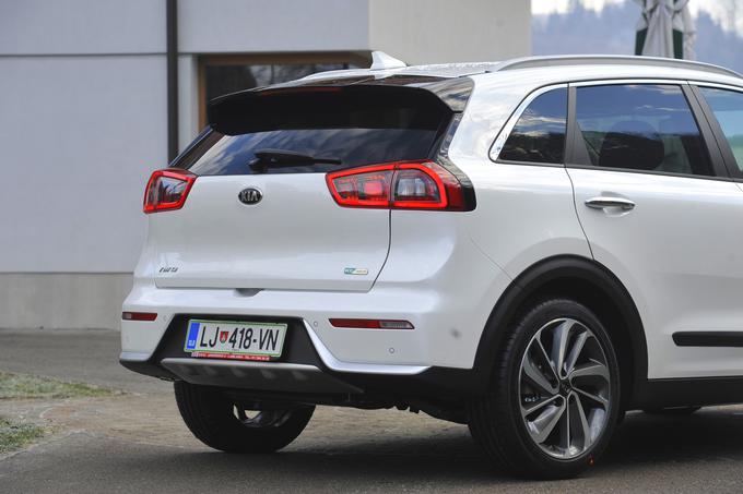 Kia niro je v širši evropski sliki pomemben model te znamke, ki bo pomagal uresničiti vizijo 2020, po kateri si želi Kia na čelu s svojim evropskim strategom Petrom Schreyerjem prodajo povečati za kar 30 odstotkov. Leta 2018 imajo namen na trgih zahodne Evrope prodati že pol milijona avtomobilov. Na globalni ravni pa bi do leta 2020 radi prodali štiri milijone avtomobilov na leto. | Foto: Jure Gregorčič