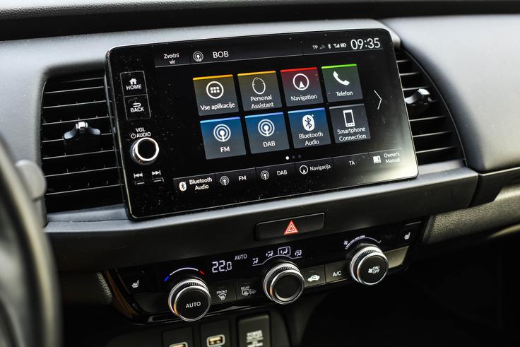 Na osrednjem zaslonu je na treh straneh 23 ikon za upravljanje navigacije, avdio sistema, računalnika, pomoči vozniku, vzdrževanja, povezljivosti s telefonom … ohranjena so okrogla stikala klime in glasnosti ozvočenja. | Foto: Gašper Pirman