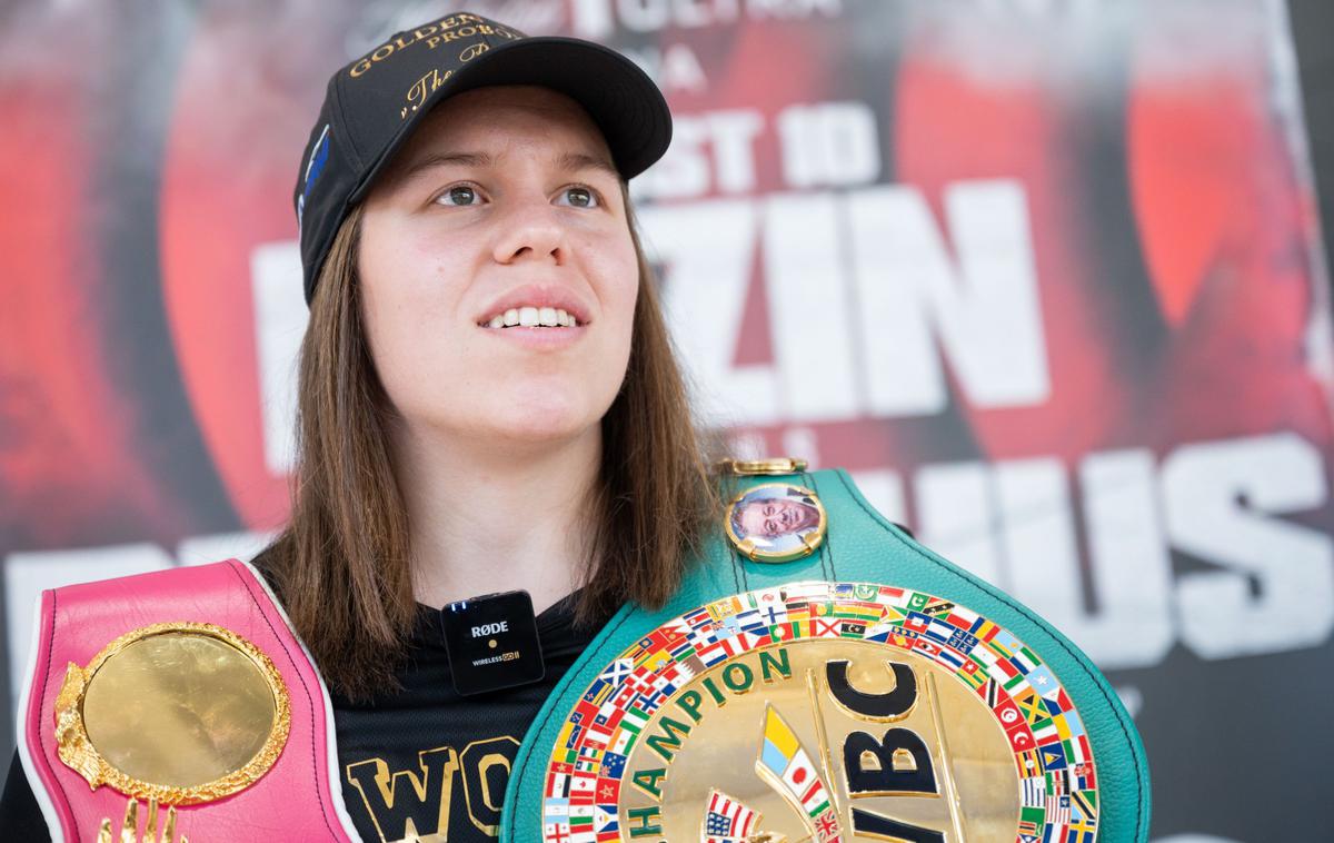Ema Kozin | Ema Kozin bo v Las Vegasu branila šampionska pasova organizacij WBC in WBO. | Foto Boštjan Podlogar/STA