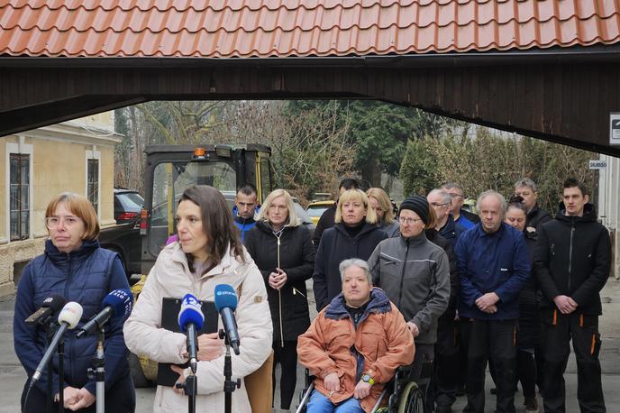 CSS | "Seveda razumem, kaj sta ekonomika in gospodarstvo, so pa tudi usode ljudi. Ta zgodba, ki sem jo spremljal predvsem iz medijev, se me je posebej dotaknila. Kot edino dolgoročno rešitev za obstanek podjetja vidim spremembo strategije, po kateri bi podjetji CSS in Bodočnost uvrstili med strateške naložbe," je ob obisku podjetja dejal gospodarski minister Matjaž Han.. | Foto STA