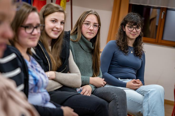 Dekleta so mentorice mlajšim gasilcem. | Foto: Gaja Hanuna
