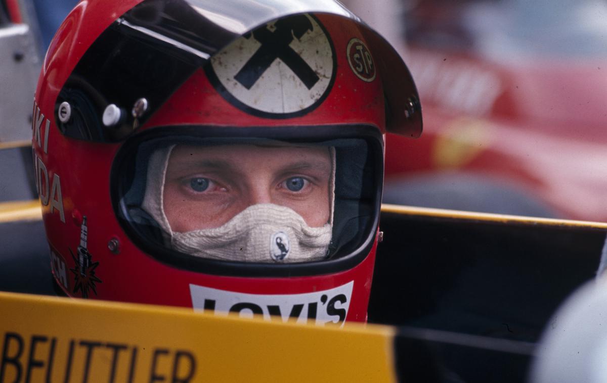 Niki Lauda nesreča | Niki Lauda s svojo znamenito dirkaško čelado, ki jo je nosil tudi med svojo najtežjo nesrečo leta 1976 na nemški stezi Nordschleife. | Foto Reuters