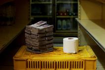 Za rolo toaletnega papirja morajo Venezuelci odšteti 2,6 milijona bolivarjev.