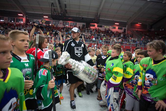 Velike oči mladih upov ob pogledu na sveti hokejski gral | Foto: Matic Klanšek Velej/Sportida