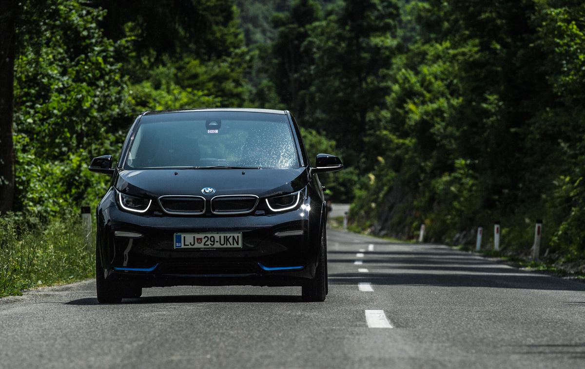 BMW i3s | BMW je lani v Sloveniji registriral 113 vozil i3. To je bil edini električni avtomobil, ki je presegel mejo 100 registracij. | Foto Gašper Pirman