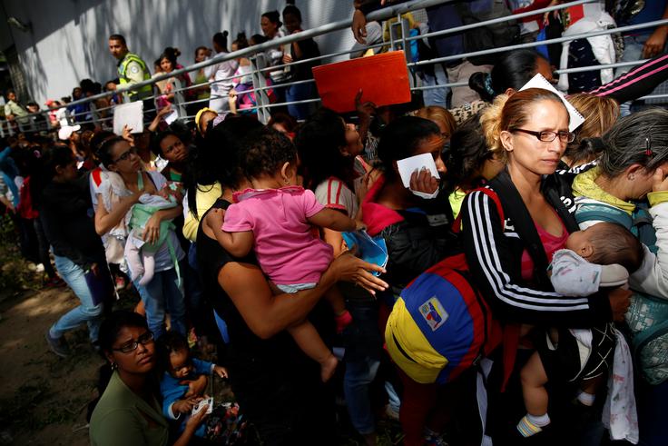 Venezuela Ženske z otroki v vrsti za nakup plenic | Foto: Reuters