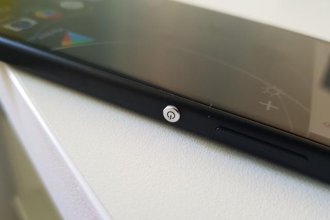 Čitalnik prstnih odtisov je pri dražjih pametnih telefonih znamke Sony vgrajen v gumb za vklop naprave. Tukaj ne bi imel dovolj prostora. | Foto: Matic Tomšič
