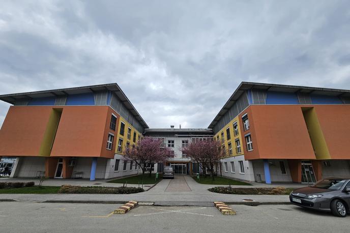 dom starejših Na fari, Prevalje | V skladu s sistemom dolgotrajne oskrbe stanovalci v domovih od 1. decembra plačujejo le za nastanitev in prehrano. Znesek za oboje skupaj je omejen z višino zagotovljene pokojnine za 40 let delovne dobe, ki letos znaša 782 evrov. Ta kapica bo veljala za standardno nastanitev, ki je dvoposteljna soba s souporabo sanitarij.  | Foto STA