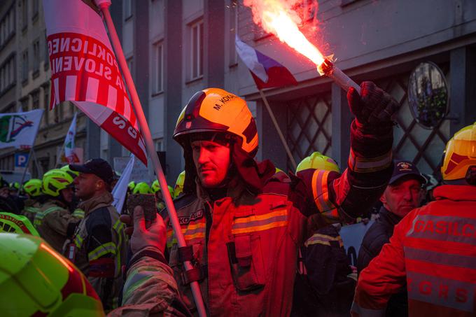 Bivši predsednik sindikata, zdaj upokojeni poklicni gasilec Aleksander Ogrizek, je razočaran nad delom vlade. Kot je dejal, jo gasilci zanimajo samo takrat, ko jih potrebuje. "Da ima gasilec, ki pride k nam, minimalno plačo, je sramota," je dejal v nagovoru in opozoril, da si mladi gasilec ob takih pogojih ne more začeti ustvarjati življenja. | Foto: Žiga Krančan