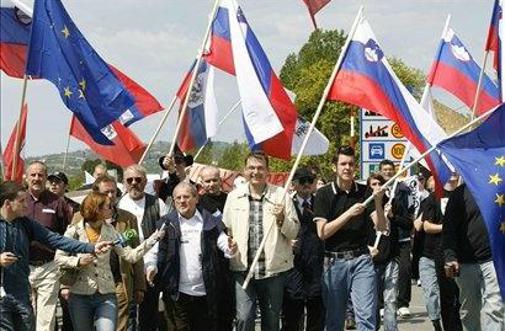 Hrvaški tisk: Kaj se dogaja s temi Slovenci? 