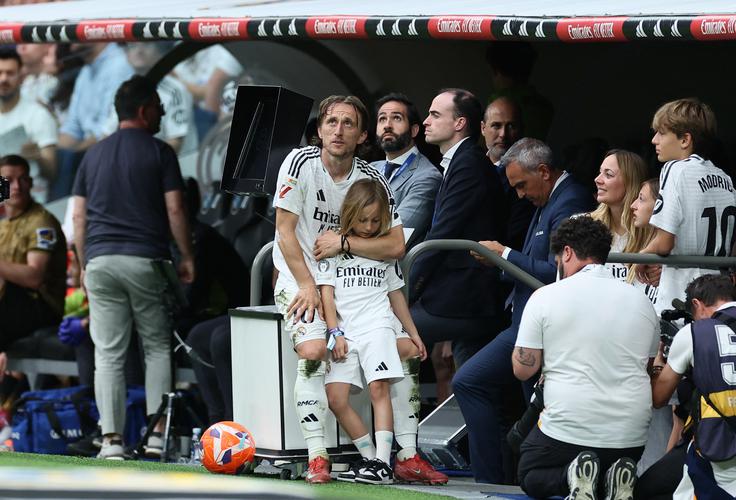 Luka Modrić je konec srečanja pričakal z najbližjimi. | Foto: Reuters