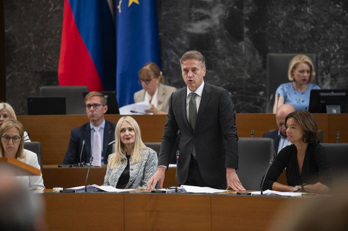Golob Robert Državni zbor poslanska vprašanja | Predlog sklepa za preklic je pretekli petek v parlamentarni postopek vložila Svoboda, s predsednikom stranke in premierjem Robertom Golobom na čelu.  | Foto STA/Boštjan Podlogar