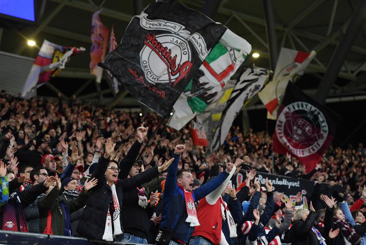 Navijači RB Leipzig so lahko v torek še spremljali ljubljence na delu, ko so v ligi prvakov premagali Tottenham s 3:0. Konec tedna bo na nemških stadionih drugače. | Foto: Reuters