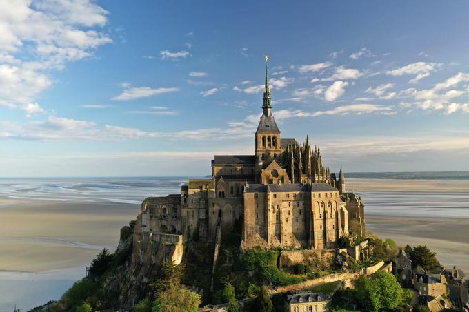 St. Michael's Mount v Angliji je zgodovinski dvojnik Mont Saint-Michela v francoski Normandiji (na fotografiji), in je eden od 43 plimskih otokov brez mostu, na katere lahko pridemo iz celinske Britanije. | Foto: Reuters