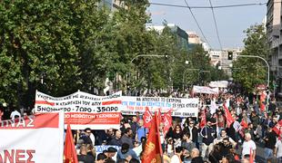 Uzakonili bi 13-urni delovnik. Ljudje so se podali na ulice.