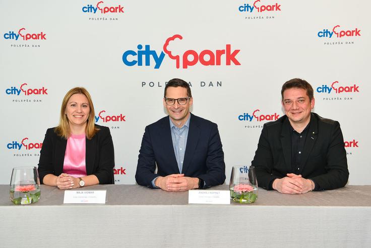 Vodja marketinga Maja Vidmar, center manager Andrej Ropret in direktor SES Slovenija Toni Pugelj. | Foto: Robert Krumpak
