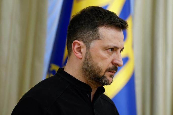 Volodimir Zelenski | Ukrajinska vojska je danes sporočila, da je Rusija ponoči napadla Ukrajino z več kot 110 droni in eno raketo. Po navedbah ukrajinskih letalskih sil je ukrajinska obramba nevtralizirala okoli 80 dronov, medtem ko je preostalih 25 skupaj z balistično raketo zadelo 15 neopredeljenih lokacij. | Foto Reuters