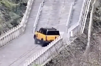 Kitajski SUV poskušal prečkati znamenito stopnišče, končalo se je zelo slabo #video
