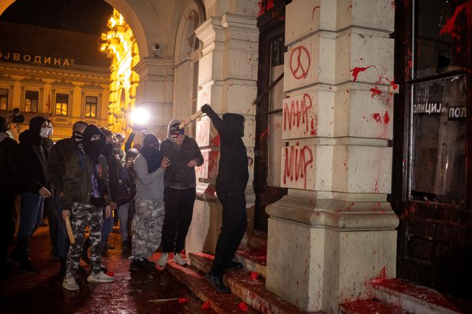 Novi Sad, protest | Novosadska opozicija, ki se je skupaj s prebivalci več srbskih mest udeležila protestov v Novem Sadu, trdi, da je protestnike, ki so zanetili nasilne proteste, pripeljala oblast s ciljem preusmerjanja pozornosti od nesreče in zahtev protestnikov. Po njihovih navedbah naj bi se med protestnike pomešale navijaške skupine, ki so tudi poslovno povezane z vladajočo SNS, poroča N1. | Foto Reuters