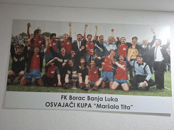 Borac je leta 1988 osvojil jugoslovanski pokal, čeprav je takrat igral v drugi ligi. Suad Beširević sedi tik za pokalom Maršala Tita. | Foto: R. P.