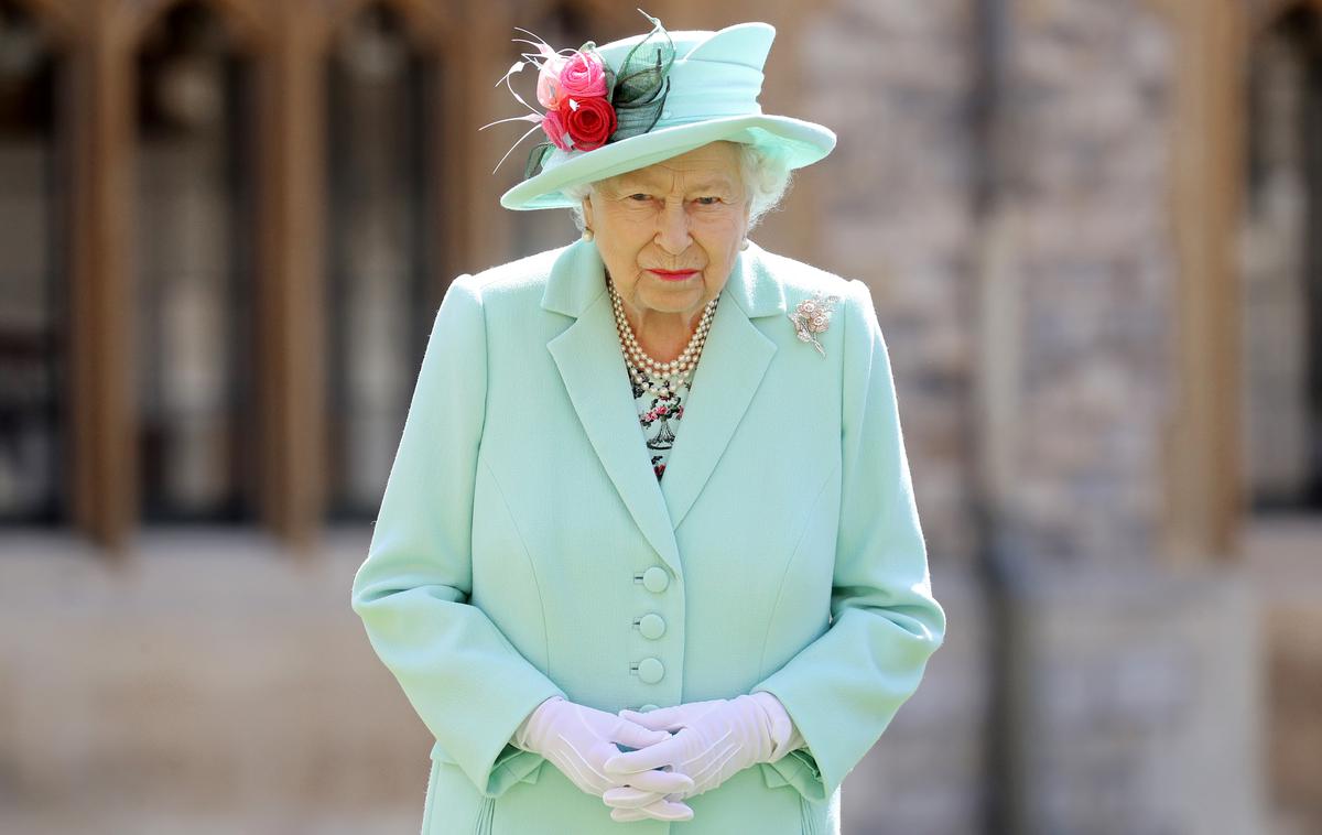 kraljica Elizabeta II. | Kraljica ostaja pri vrhu priljubljenosti. Niti princ Harry niti Andrew nista zamajala monarhije. | Foto Reuters