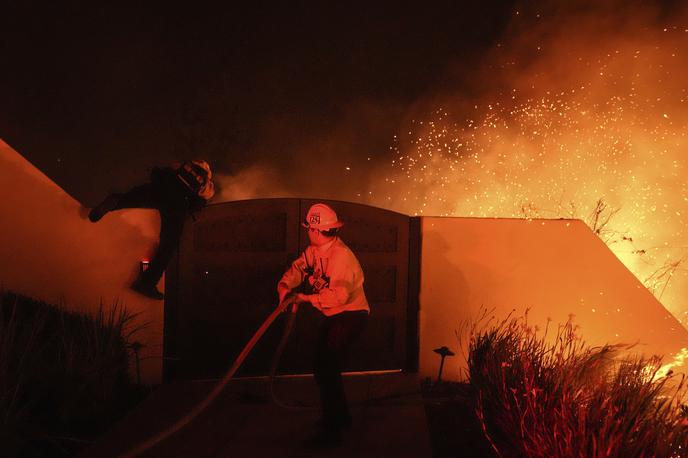 Los Angeles | Zaradi požara, ki so ga poimenovali Franklin, je uvodoma brez elektrike ostalo okrog 3.500 odjemalcev. | Foto Guliverimage