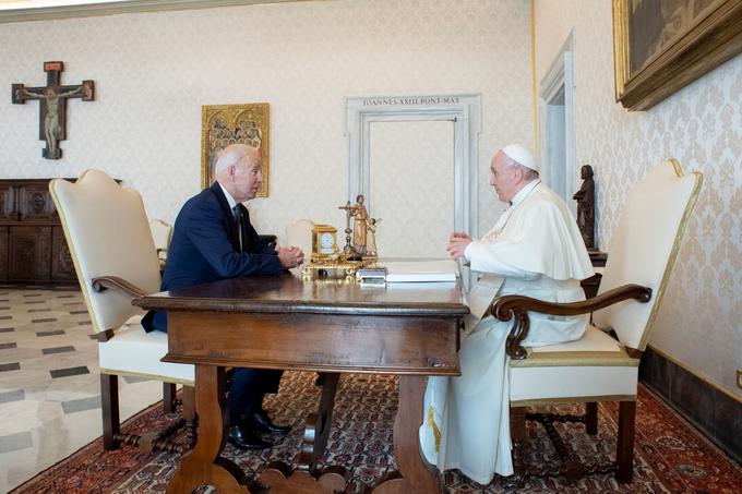Biden, ki redno zahaja v cerkev, velja za predanega katoličana. Vatikan je prvič obiskal leta 2016, leto po tragični smrti sina Beauja. | Foto: Reuters