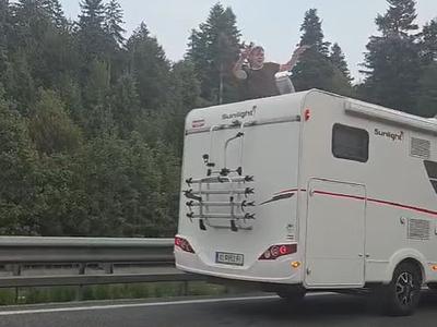 Absurdni prizori na primorski avtocesti: vozniki obračali in plezali po ograji #video #foto