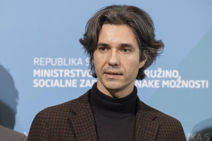 Prispevki za pokojninsko in invalidsko zavarovanje se nikjer ne shranjujejo oziroma nalagajo. "To ni oblika osebnega varčevanja. S prispevki se sproti krijejo pokojnine že upokojenih ob doplačilu iz proračuna," poudarjajo na ministrstvu za delo, ki ga vodi Luka Mesec | Foto: STA