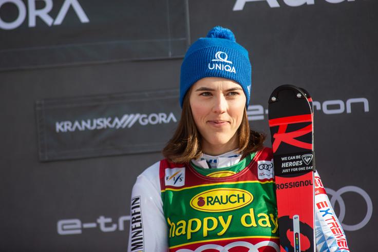 Petra Vlhova napada veliki globus. | Foto: Sportida