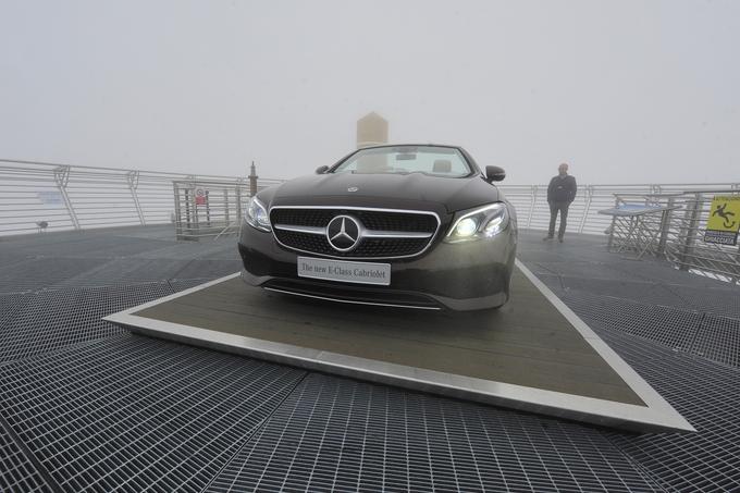 Zadeva deluje, pri Mercedesu nam niso mogli pokazati razgleda ob odprti strehi, so nam pa pripravili dokaz, da je v mrazu in vetru mogoče odpreti streho in se odpeljati v razgledu. No, iz Helbronnerja ne. Tam ni cest, Mercedes je priletel s helikopterjem in ekipo izkušenih Švicarjev.  | Foto: Jure Gregorčič