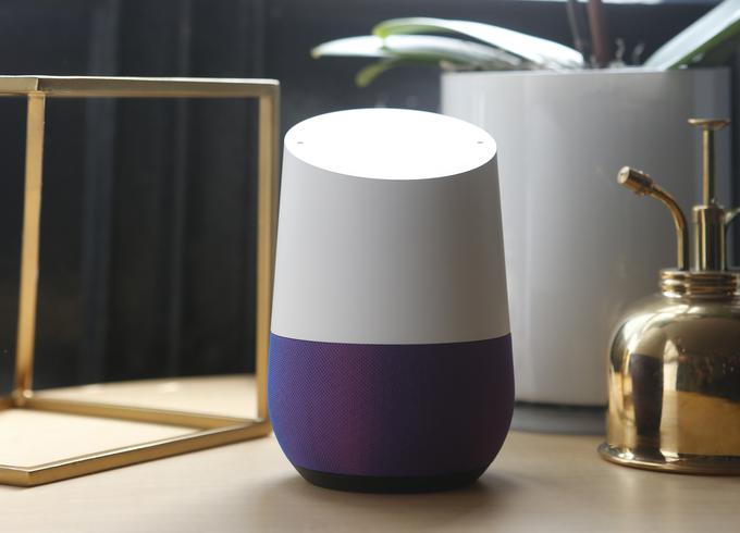 Pametni zvočnik Google Home z virtualmim (glasovnim) pomočnikom Google Assistant | Foto: Reuters