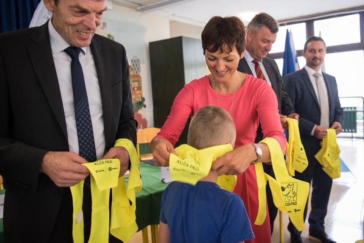 Dogodek ob sprejemu prvošolcev, ki ga je v sodelovanju z OŠ Koseze priredila Javna agencija RS za varnost prometa (AVP). Udeležila se ga je tudi ministrica za izobraževanje znanost in šport Maja Makovec Brenčič. | Foto: Bor Slana/STA