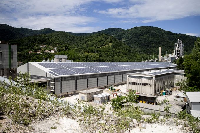 Prva sončna elektrarna na industrijskem območju cementarne Salonit Anhovo, ki ji bodo sledile še druge na vseh primernih strehah. | Foto: Ana Kovač