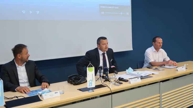 Viktor Vračar, prvi mož HSE (v sredini). | Foto: STA ,