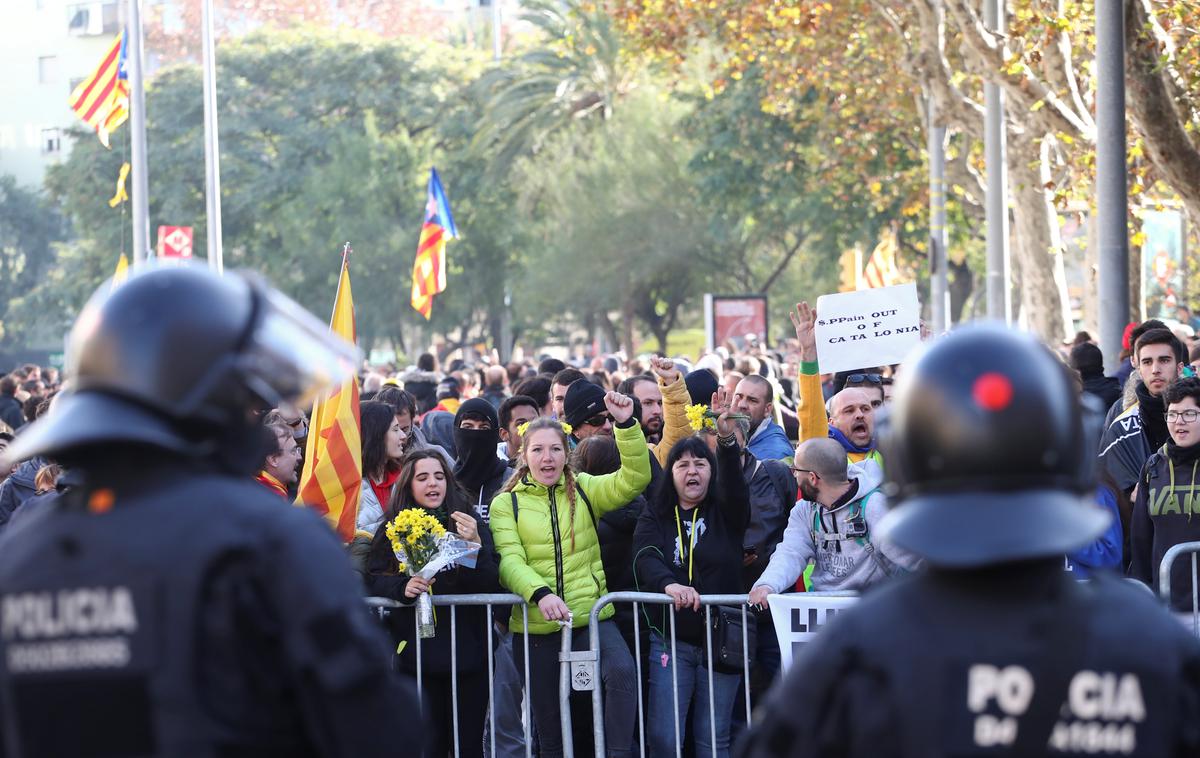 Protesti v Barceloni | Zagovorniki katalonske neodvisnosti današnjo sejo španske vlade v Barceloni vidijo kot provokacijo. | Foto Reuters