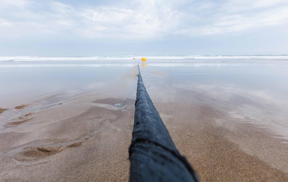 Podvodni kabel | Ko Slovenec prek aplikacije na mobilnem telefonu prijatelju v Ameriki pošlje sporočilo, to sicer potuje brezžično, a le do bazne postaje ali usmerjevalnika. Ta sporočilo najprej posreduje prek kablov po Evropi, nato pa sporočilo prestopi na kabel, ki prečka Atlantski ocean. Ker te informacije potujejo s svetlobno hitrostjo, to je okrog 300 tisoč kilometrov na sekundo, je ta pot opravljena zelo hitro. | Foto Microsoft