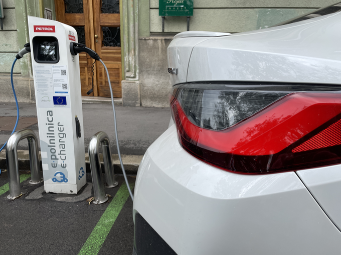 BMW i4 dobro izkorišča javne polnilnice, a zaradi velike baterije 80 kWh so tudi polnjenja lahko precej dolga. | Foto: Gregor Pavšič