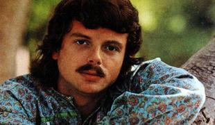 Umrl ameriški pevec Scott McKenzie