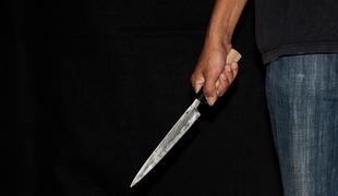 Nasilneži z noži grozili prebivalcem Velenja, tudi mami s hčerko