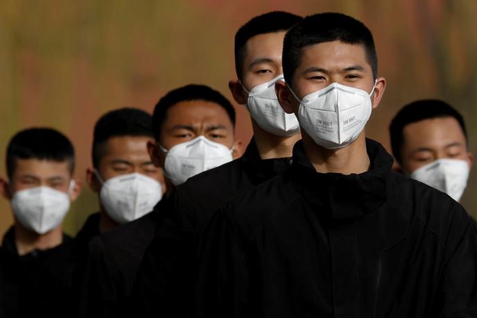 Korona, Kitajci, maske | Raziskovalci niso zasledili smrtnih primerov, prav tako pa niso odkrili dokazov o neposrednem prenosu tega virusa s človeka na človeka. | Foto Reuters