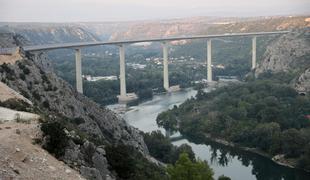 Na jugu BiH odprli sto metrov visok cestni most čez Neretvo #video