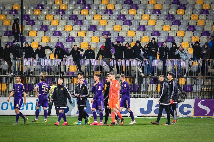 Navijači Maribora so na zadnji tekmi v tej sezoni (1:2 proti Bravu) izkazali nezadovoljstvo nad marsičem. | Foto: Blaž Weindorfer/Sportida