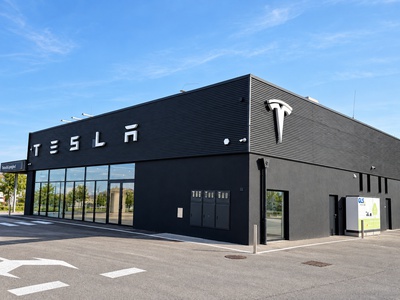 Tesla od zdaj tudi v Mariboru, to je pogled na zunanjost stavbe #foto