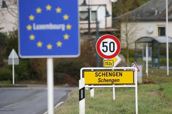 Schengen | V schengenskem prostoru je zdaj 26 držav. Med njimi je 22 članic EU – zunaj so Irska, Romunija, Bolgarija, Hrvaška in Ciper – ter štiri nečlanice – Norveška, Islandija, Švica in Liechtenstein. Slovenija je postala članica decembra leta 2007. | Foto Reuters