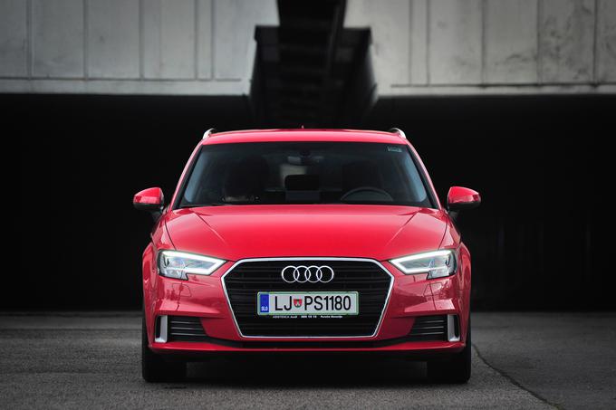 Tango rdeča, kakor jo imenujejo pri Audiju, je dobrodošla novost, ki sicer razmeroma zadržan avtomobil naredi veliko opaznejšega, kot bi bil sicer. | Foto: Ciril Komotar